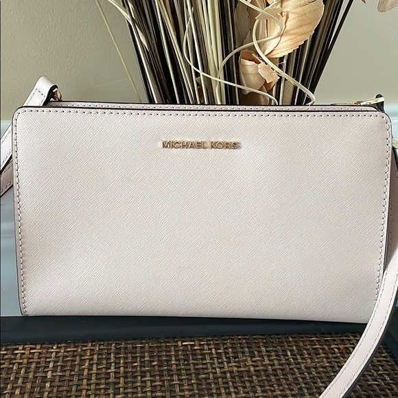 Just Like New!!!  Michael Kors Jet Set Travel Leather Crossbody - Picture 4 of 7